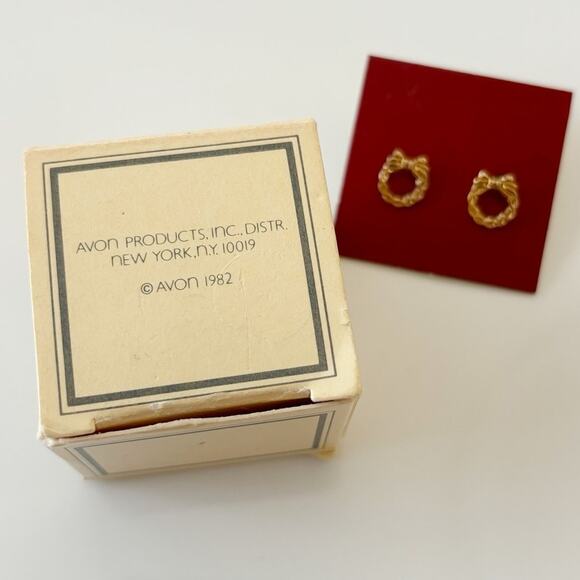 Vintage Avon Wreath Pierced Earrings Gold Tone 1982 NEW IN BOX - Picture 3 of 8